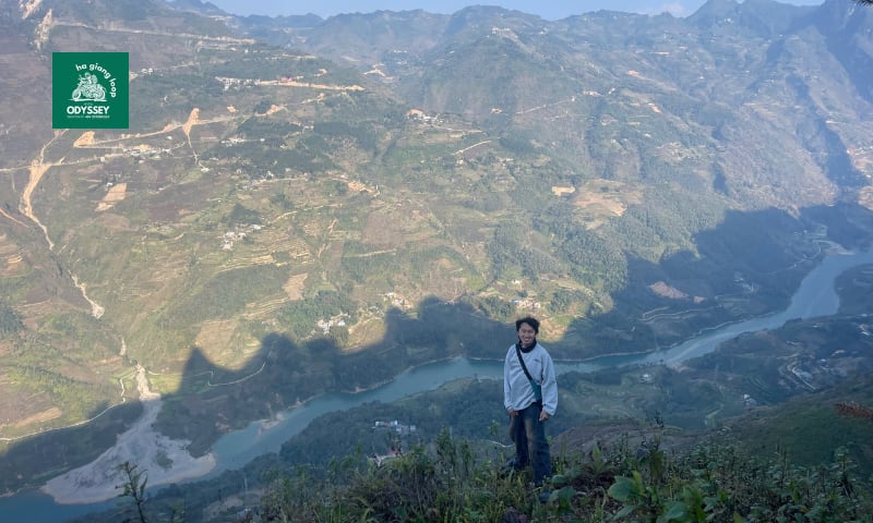 Couple stopping at Tham Ma Pass and Dong Van on the Ha Giang Loop